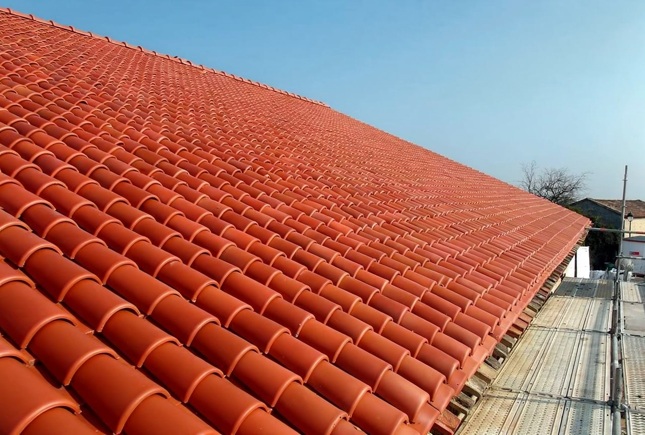 Toiture en tuiles après rénovation et traitement hydrofuge par GZ Toiture à Rochefort